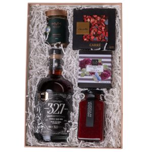 327 XO rum ajándékcsomag hársmézzel, gyümölcsteával, eperdzsemmel és prémium csokoládéval díszdobozban