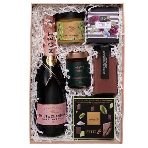 deluxe pezsgő ajándékcsomag Moët pezsgővel és prémium kézműves finomságokkal