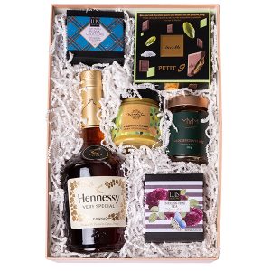 hennessy ajándékcsomag prémium konyakkal és válogatott finomságokkal